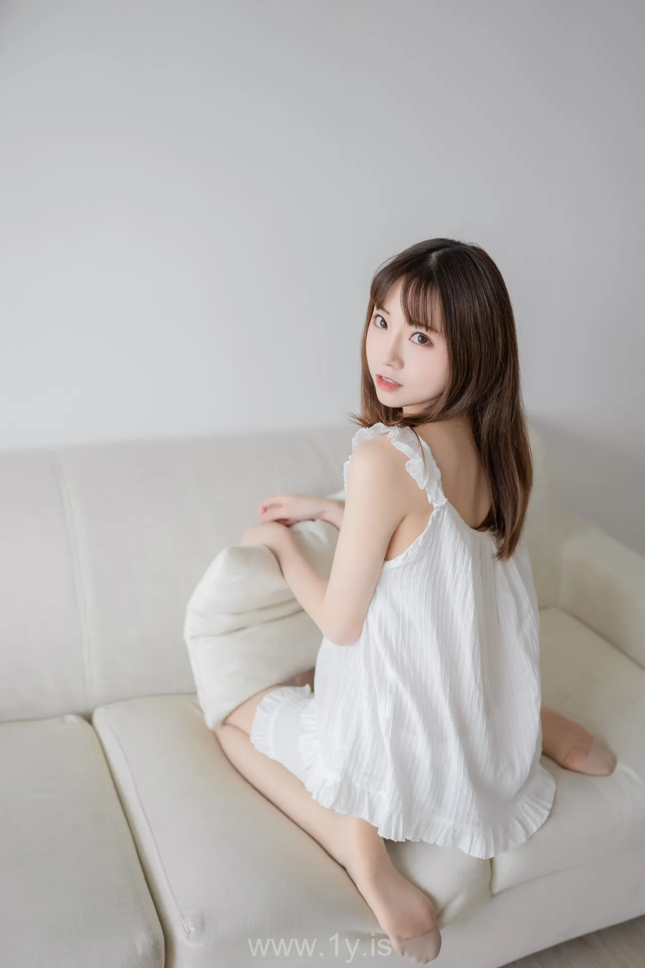 绮太郎 白色睡衣